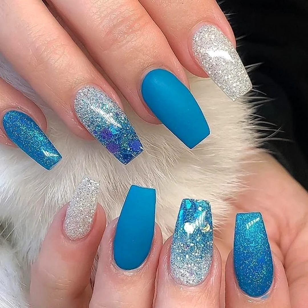 Голубые ногти с блеском