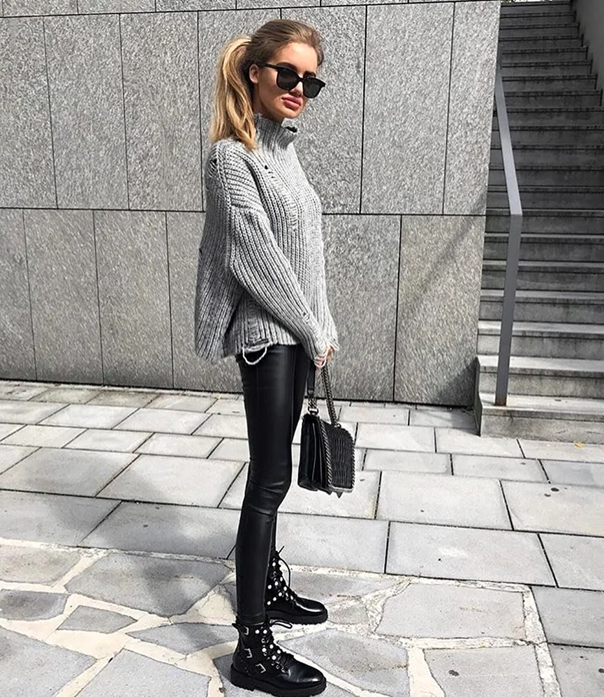 Кожаные лосины и свитер