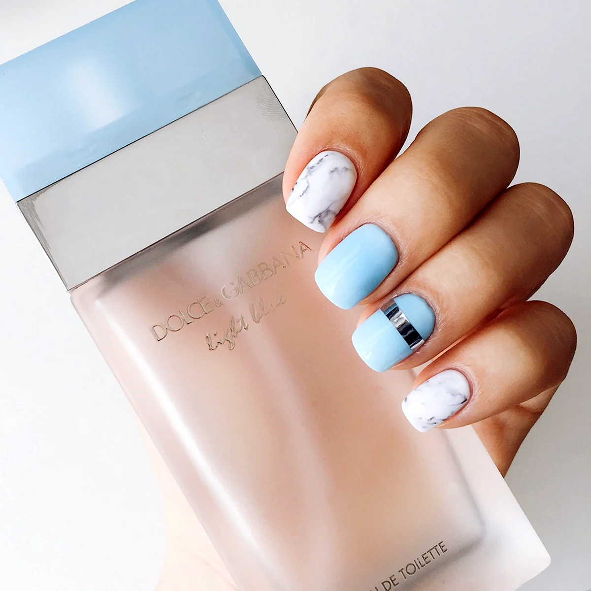 Маникюр голубой с белым