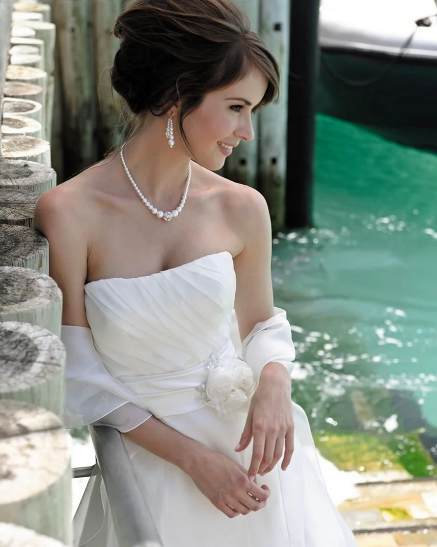 Украшения к свадебному платью с открытыми плечами