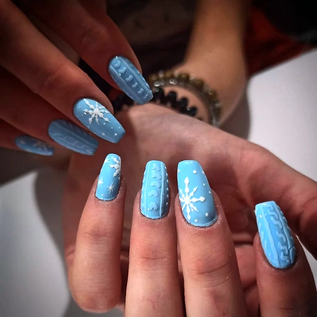 Новогодние ногти 2023 голубые
