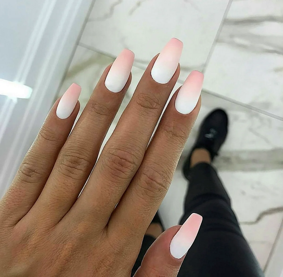 Белый матовый маникюр миндаль