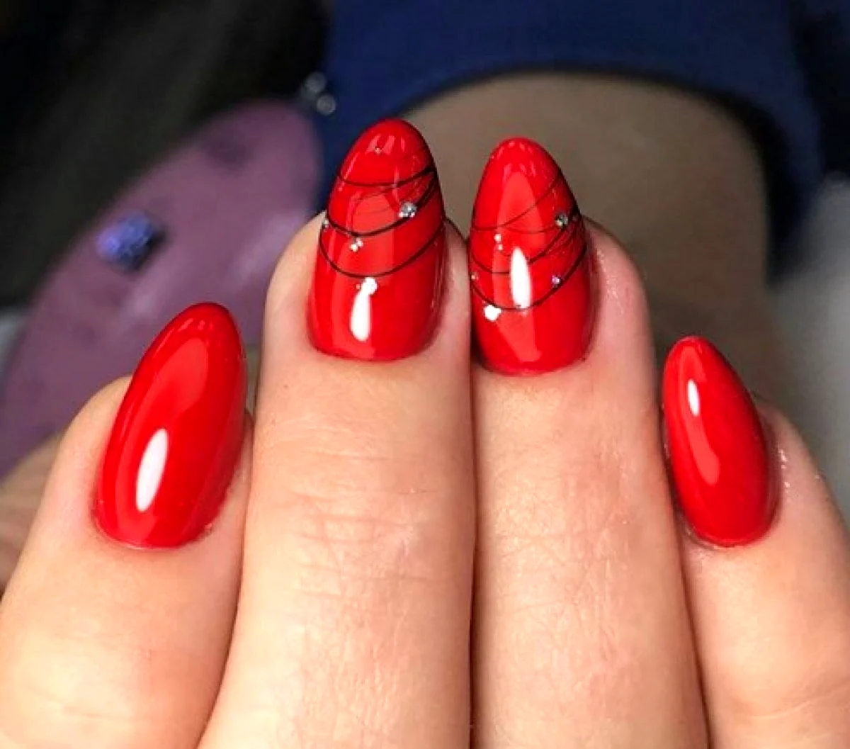 Красный маникюр с паутинкой