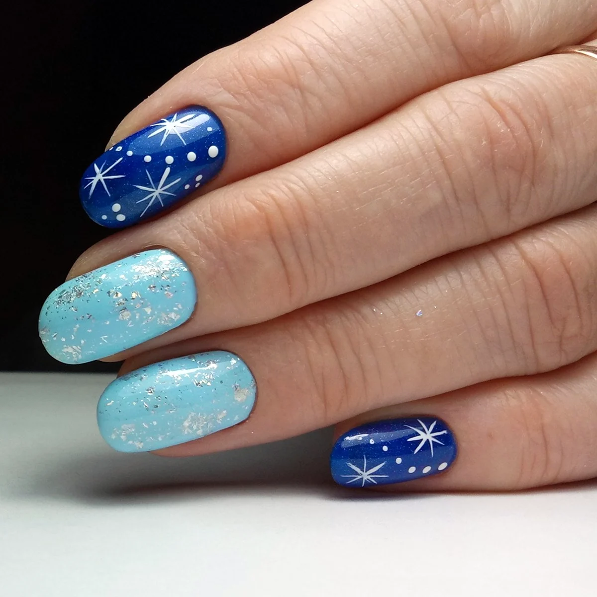 Новогодний маникюр голубого цвета