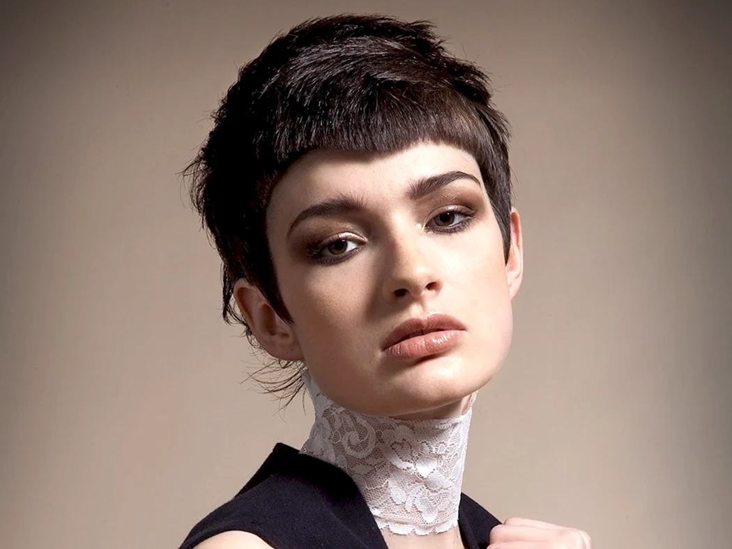 Гарсон с короткой челкой