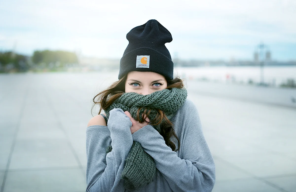 Девушка в шарфе