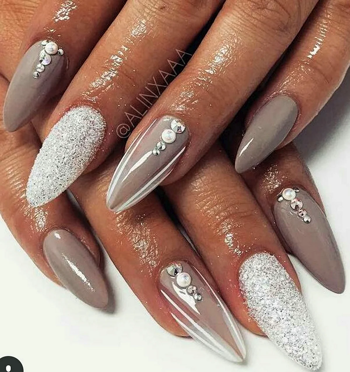 Новогодние ногти миндаль