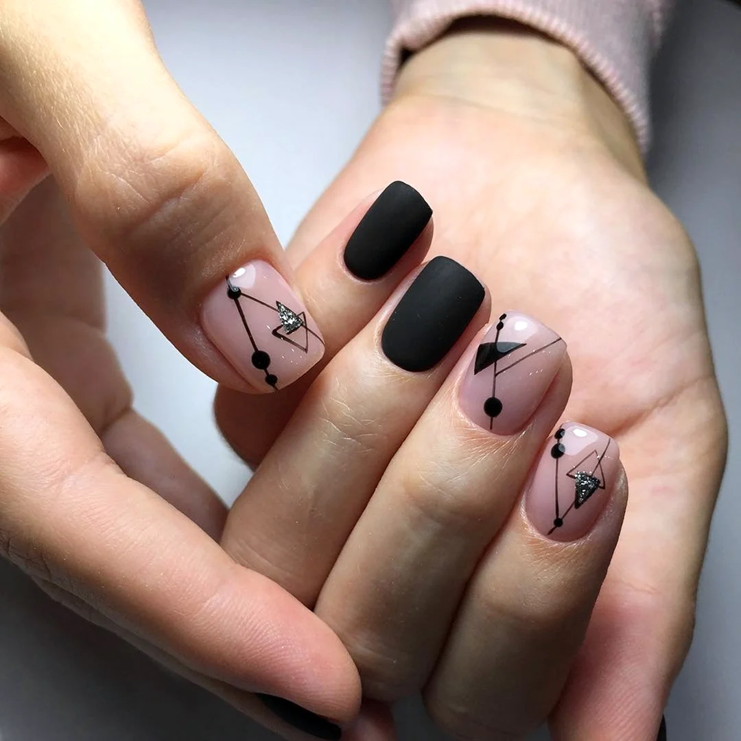 Маникюр с геометрическими наклейками