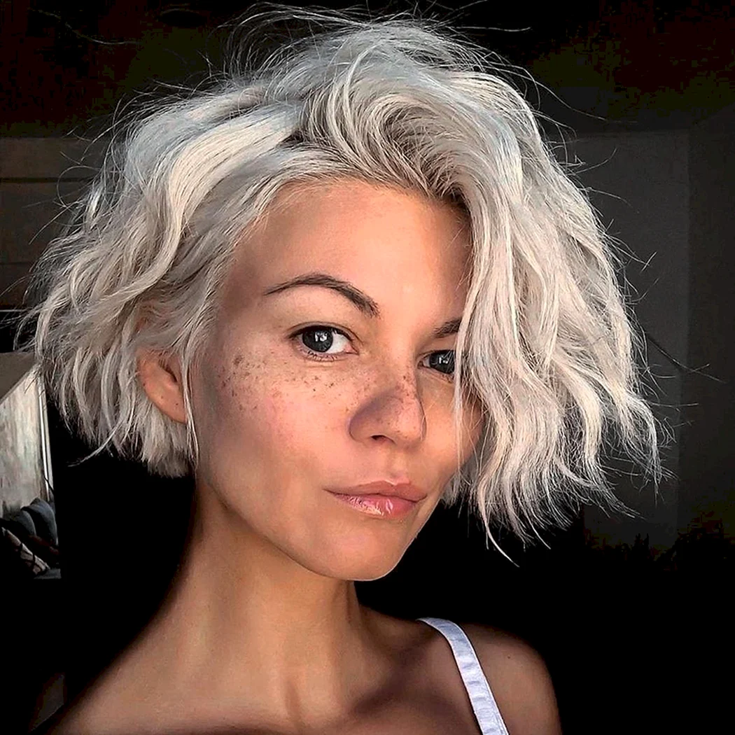 Короткие белые волосы