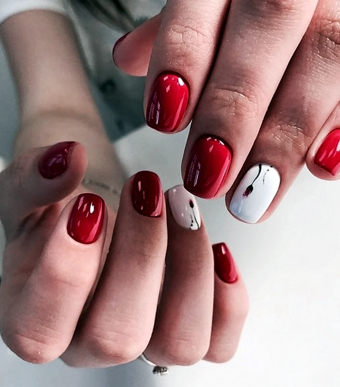 Малиновый маникюр на короткие