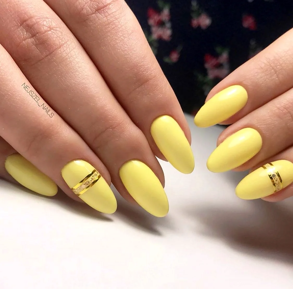 Ногти миндаль желтые