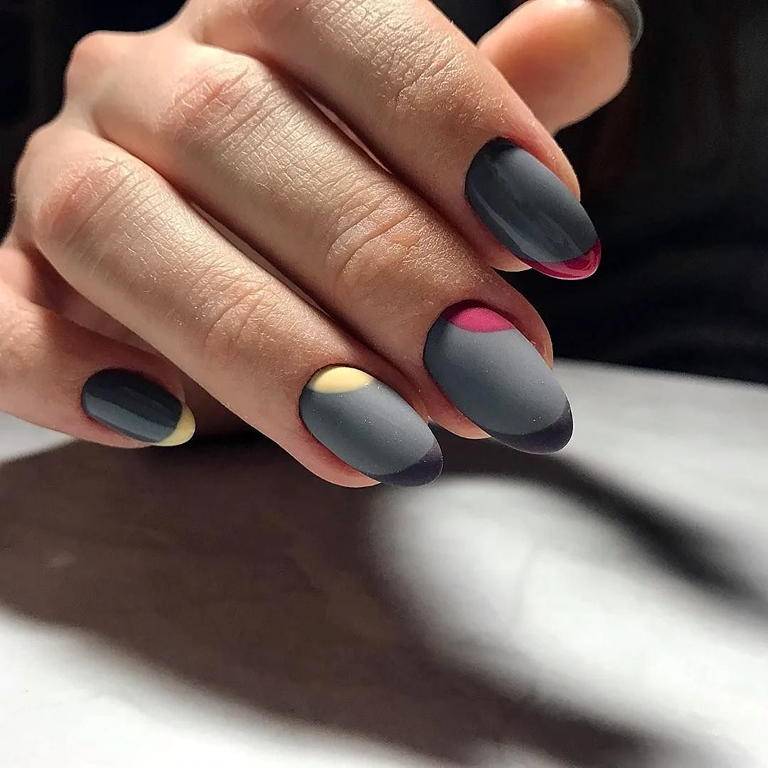 Стильный матовый маникюр