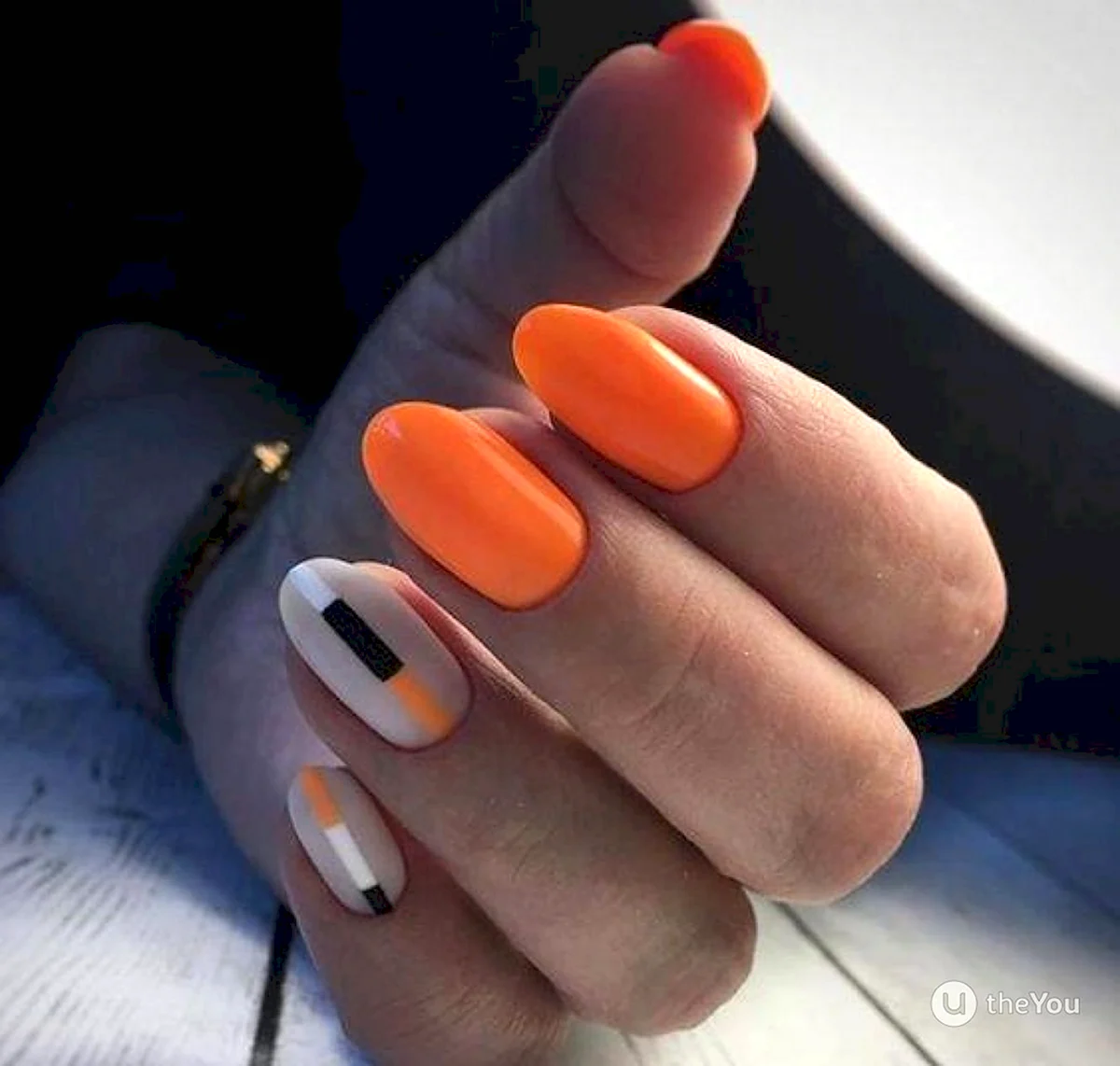 Маникюр оранжевый с серым