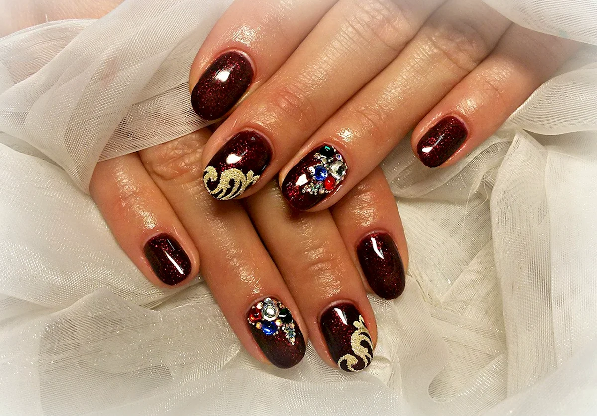 Маникюр вишневый с золотом