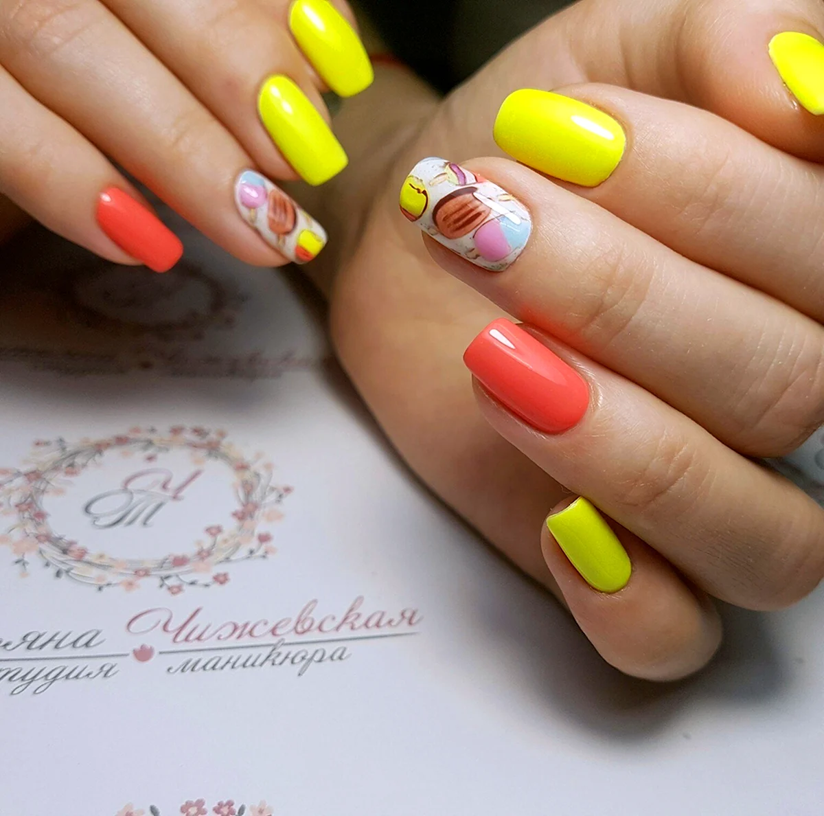 Маникюр коралловый с желтым