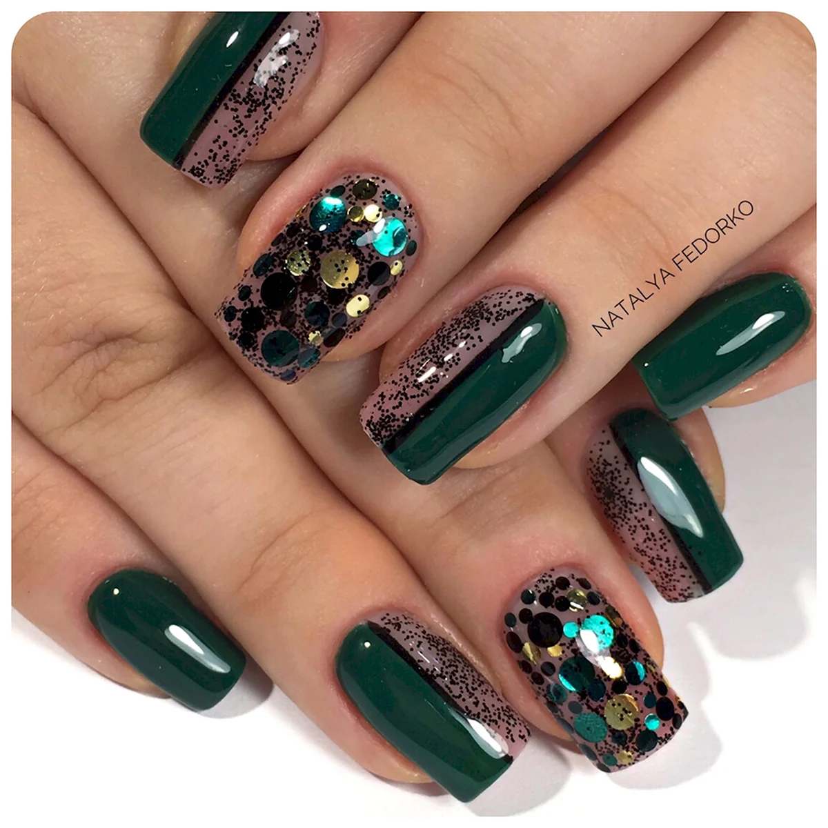 Маникюр зелёный с блестками