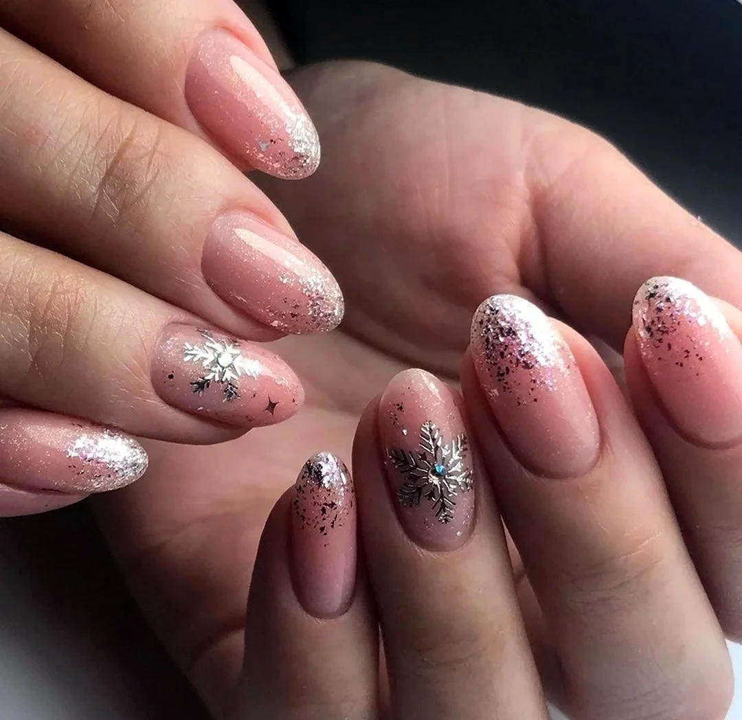 Дизайн ногтей новинки новогодние 2021 миндаль