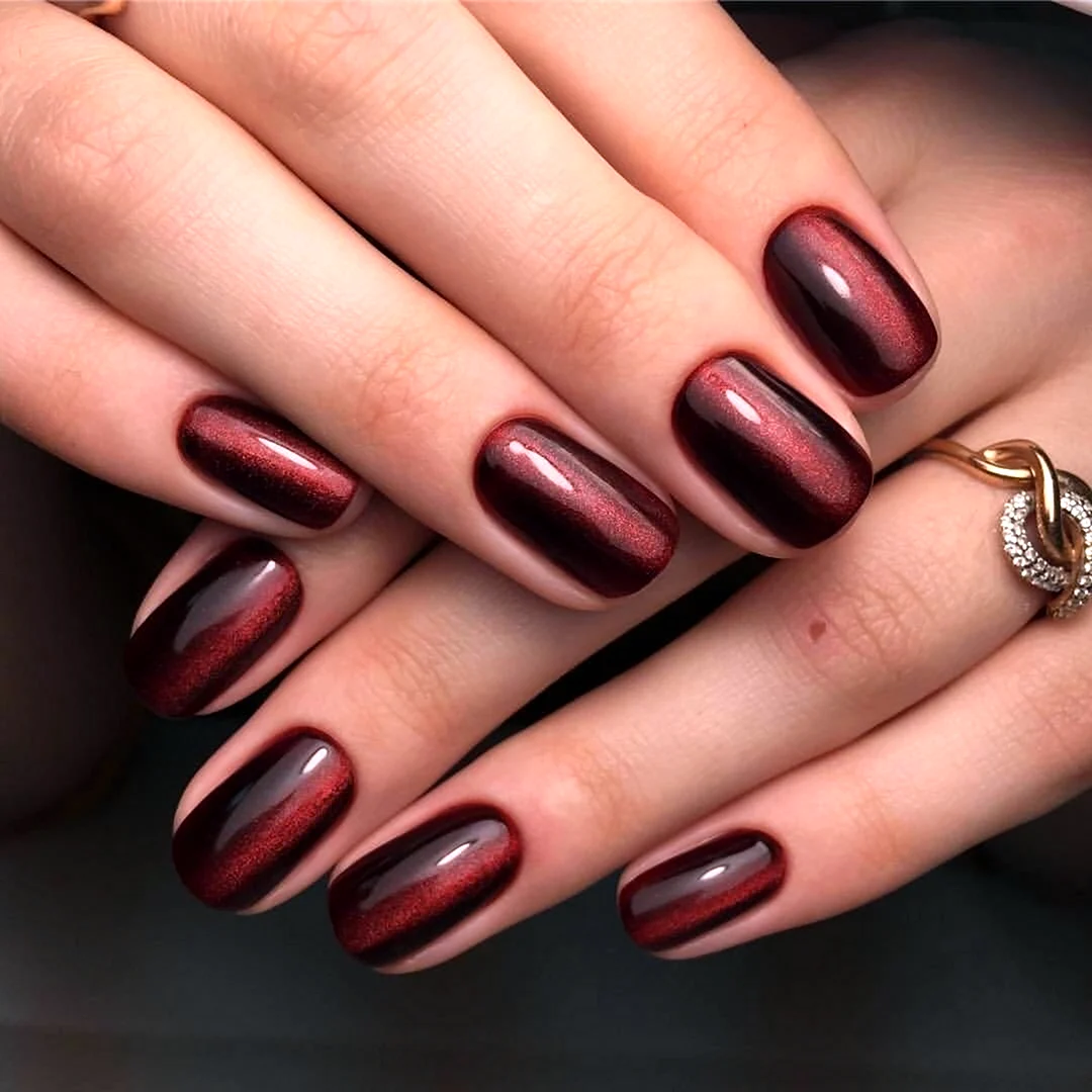 Маникюр 2022 кошачий глаз красный