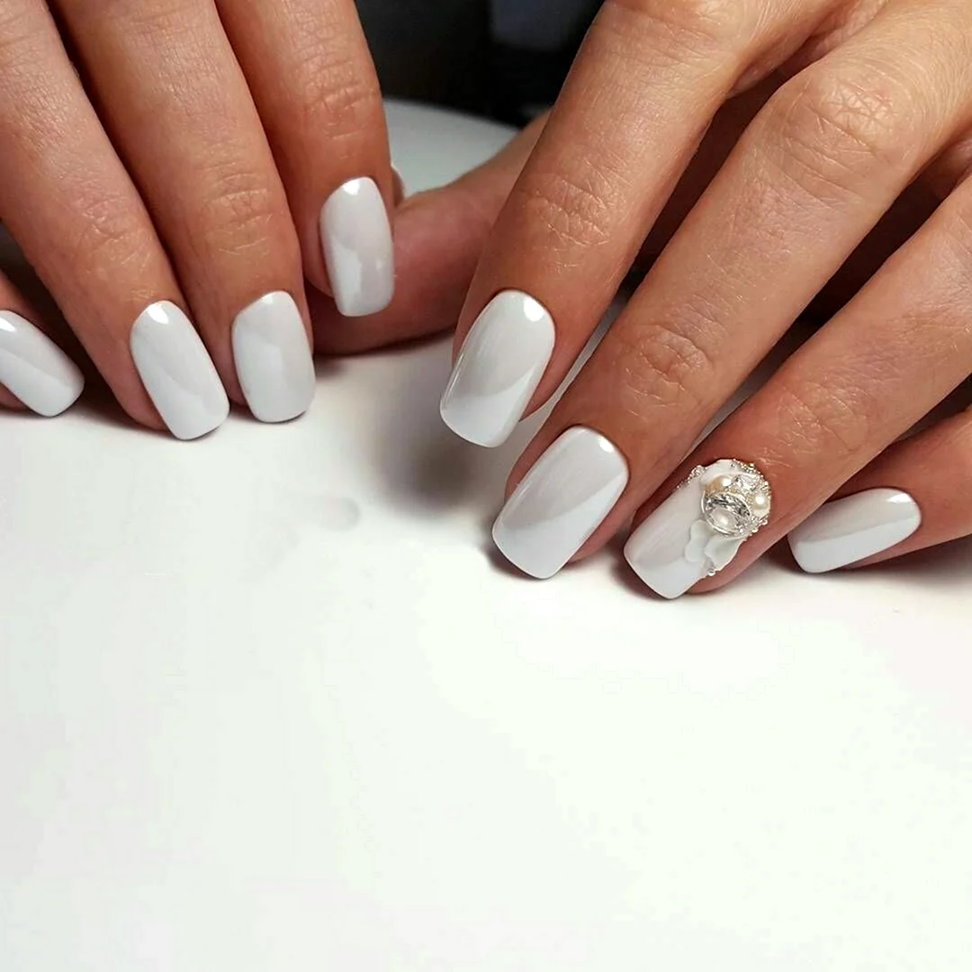 Белая втирка на ногтях