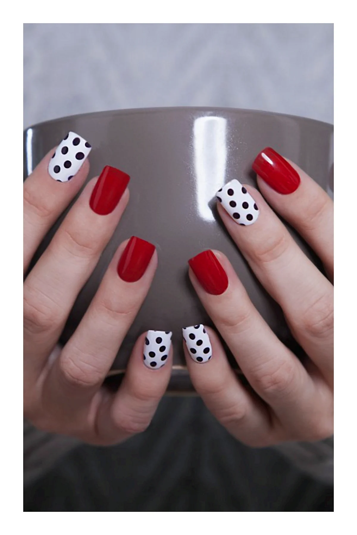 Маникюр красный в горошек