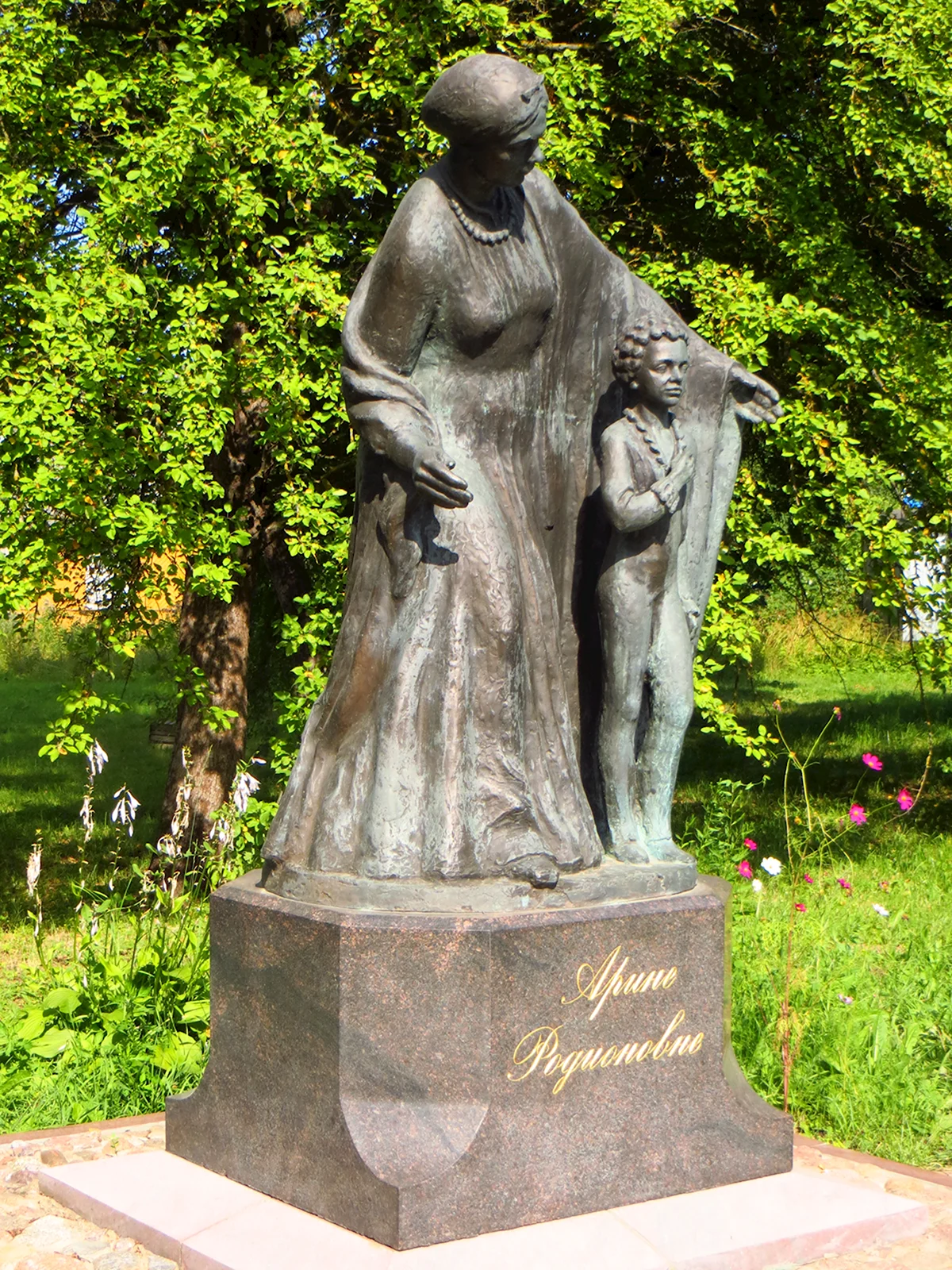 Памятник Арине Родионовне