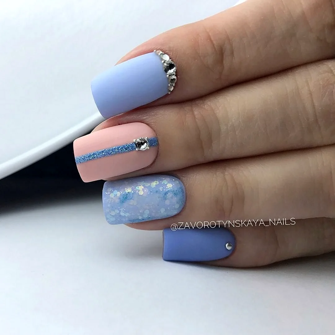 Маникюр розовый с голубым матовый