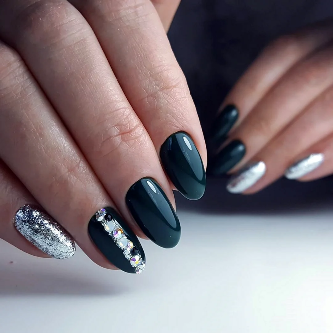 Маникюр зеленый с серебром