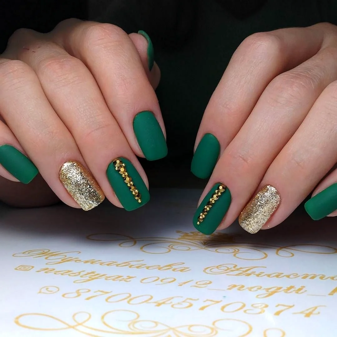 Маникюр зеленый с золотом