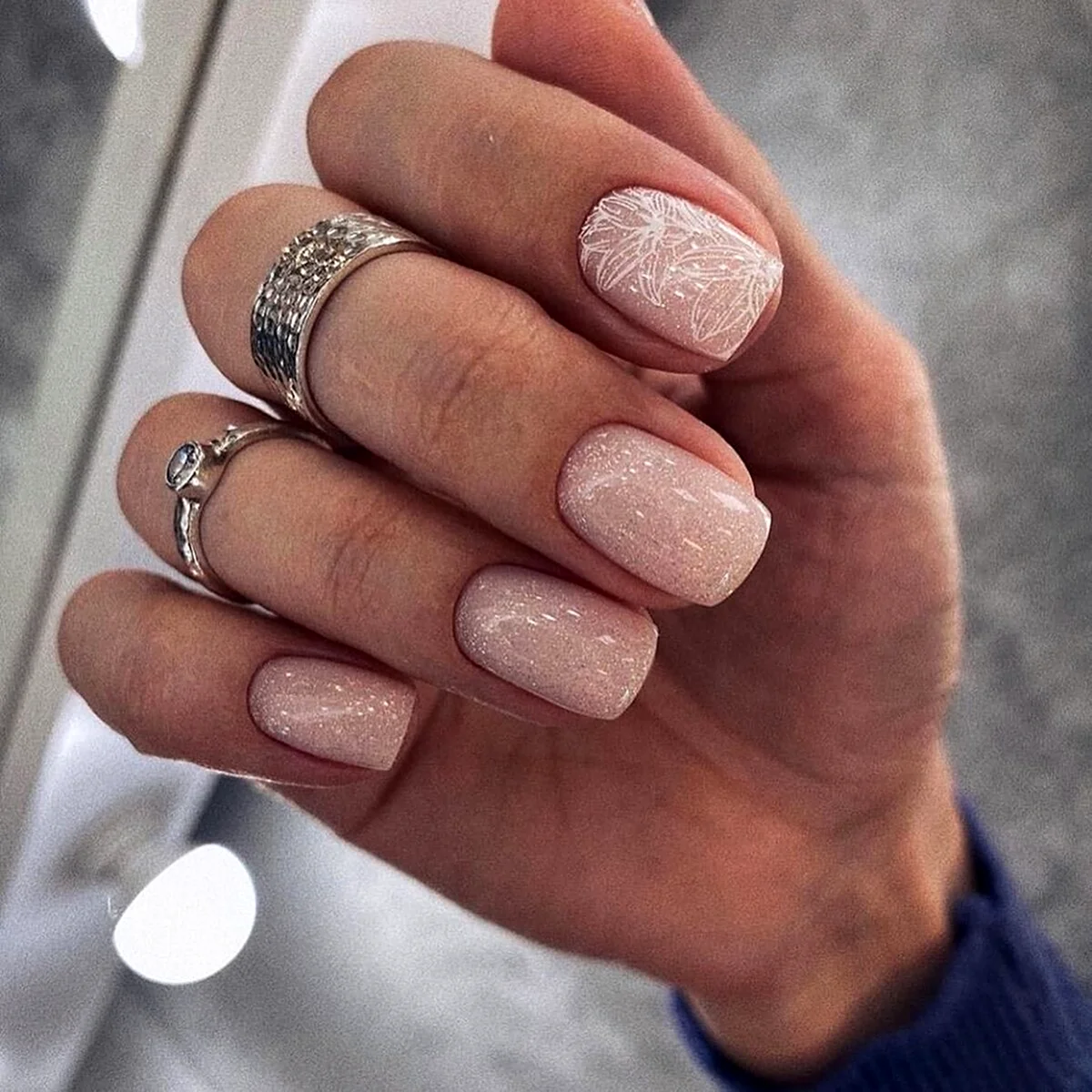 Нюдовый маникюр 2022 с блестками