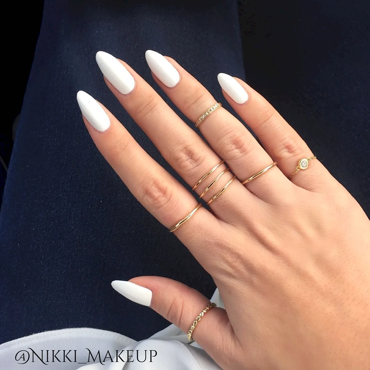 Длинные белые ногти миндальной формы