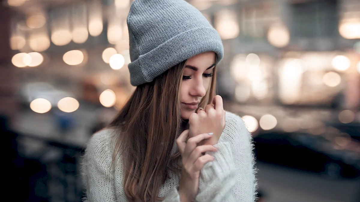 Красивая девушка в шапке