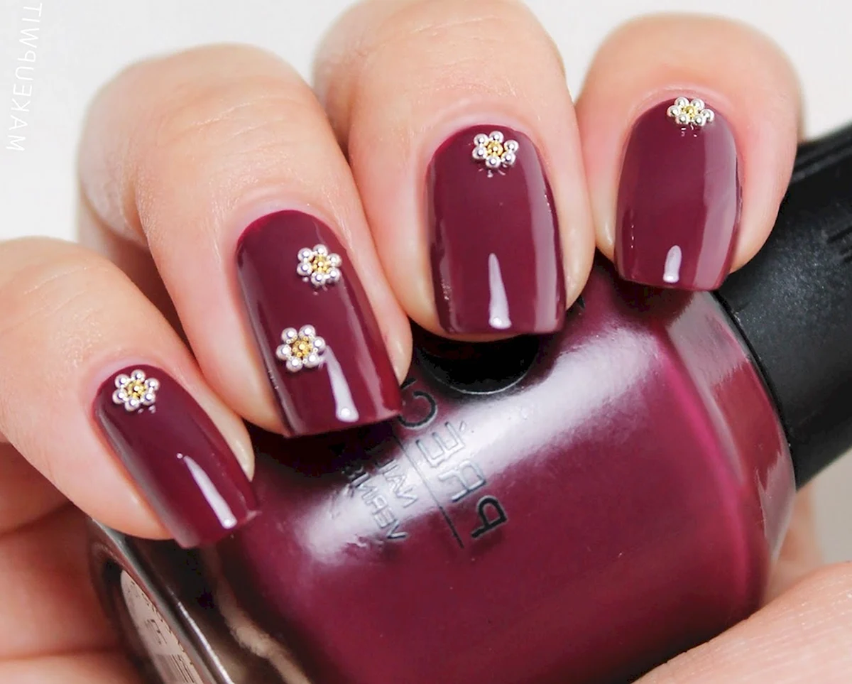 Ногти цвета вишни