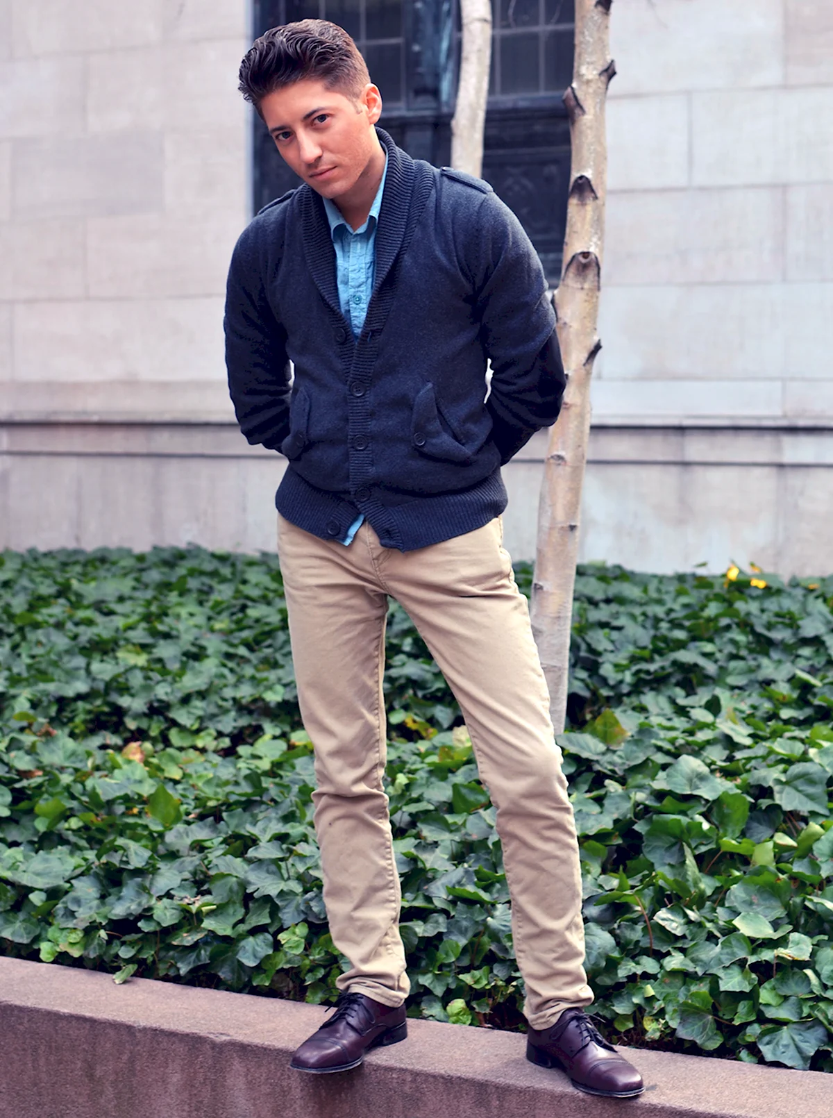 Луки с бежевыми брюками мужские