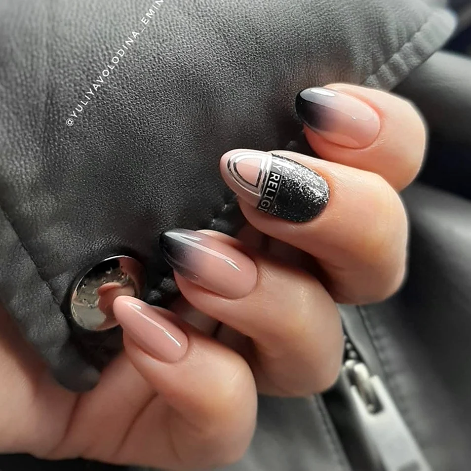 Маникюр нюдовый с черным