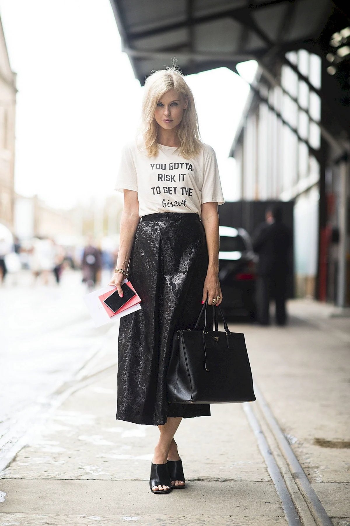 Кожаная юбка миди стрит стайл