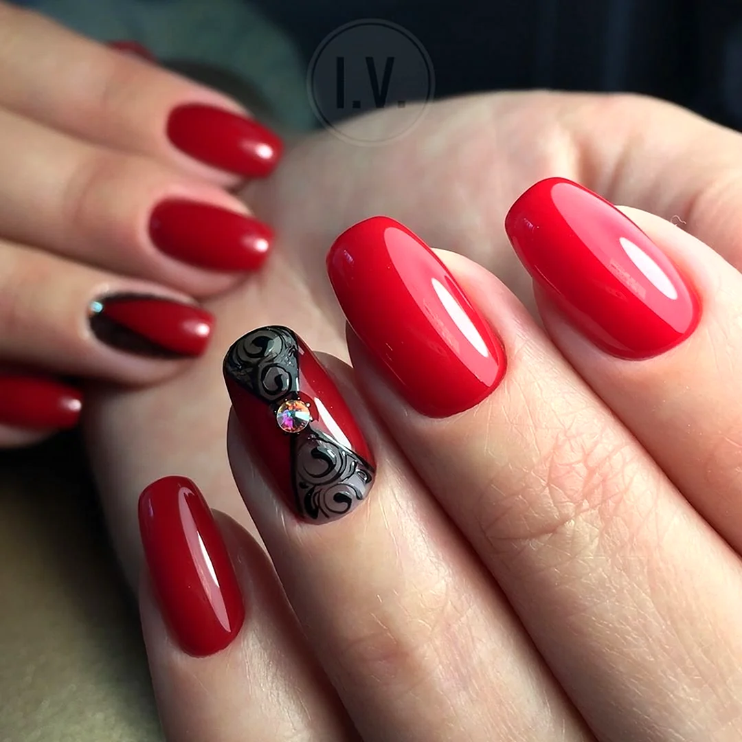 Маникюр серый с красным