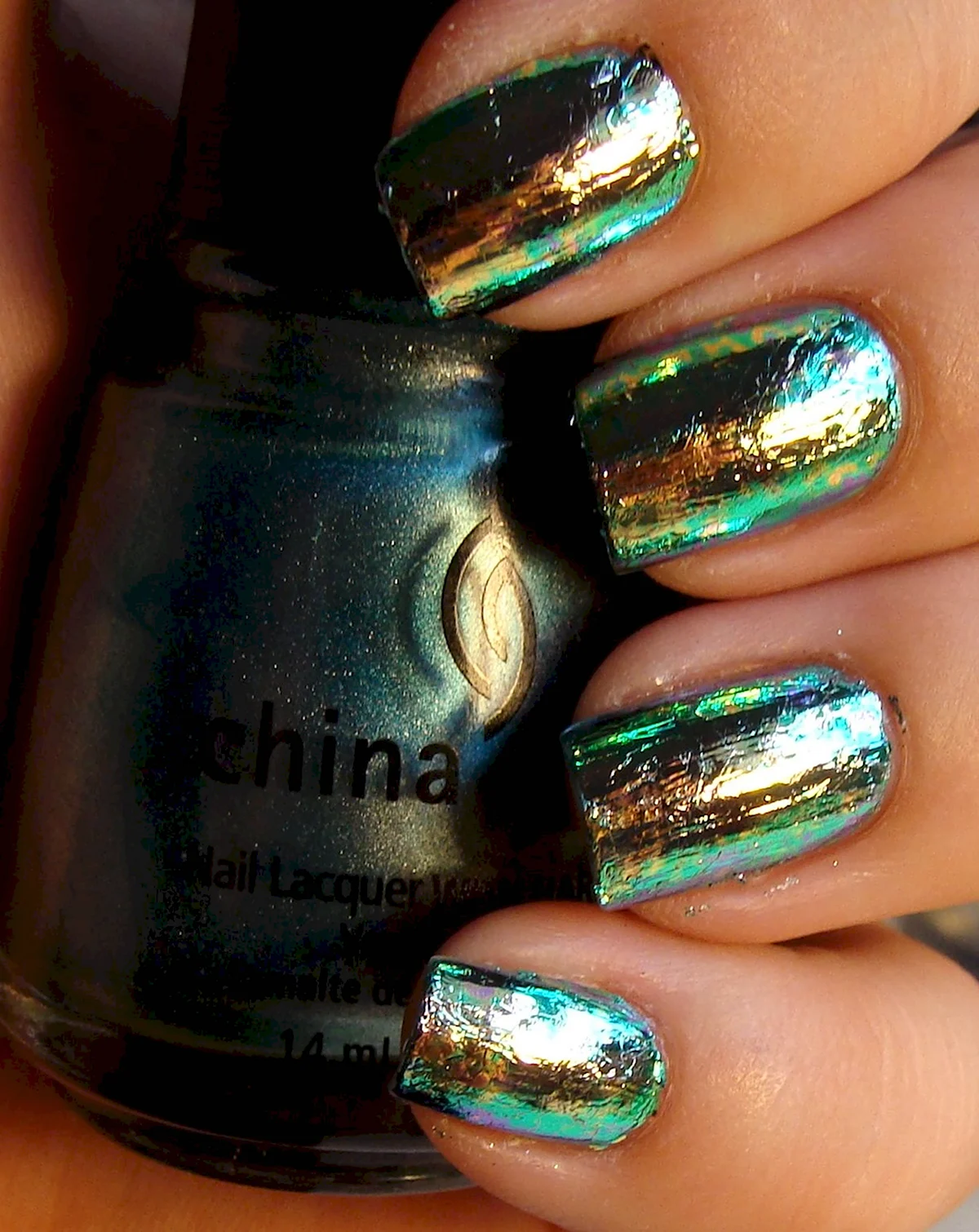 Маникюр зеленый с фольгой