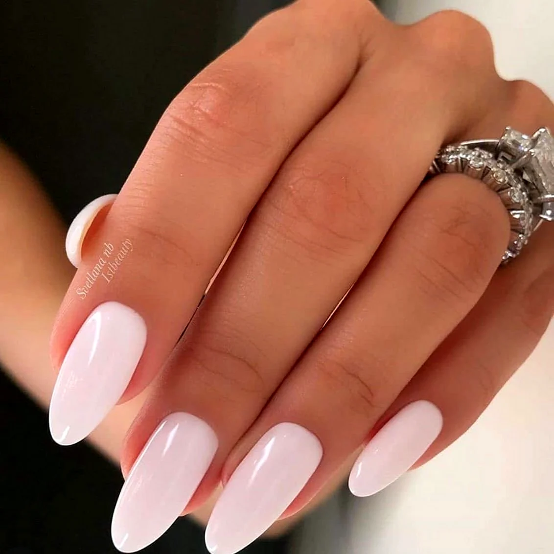 Молочно белые ногти