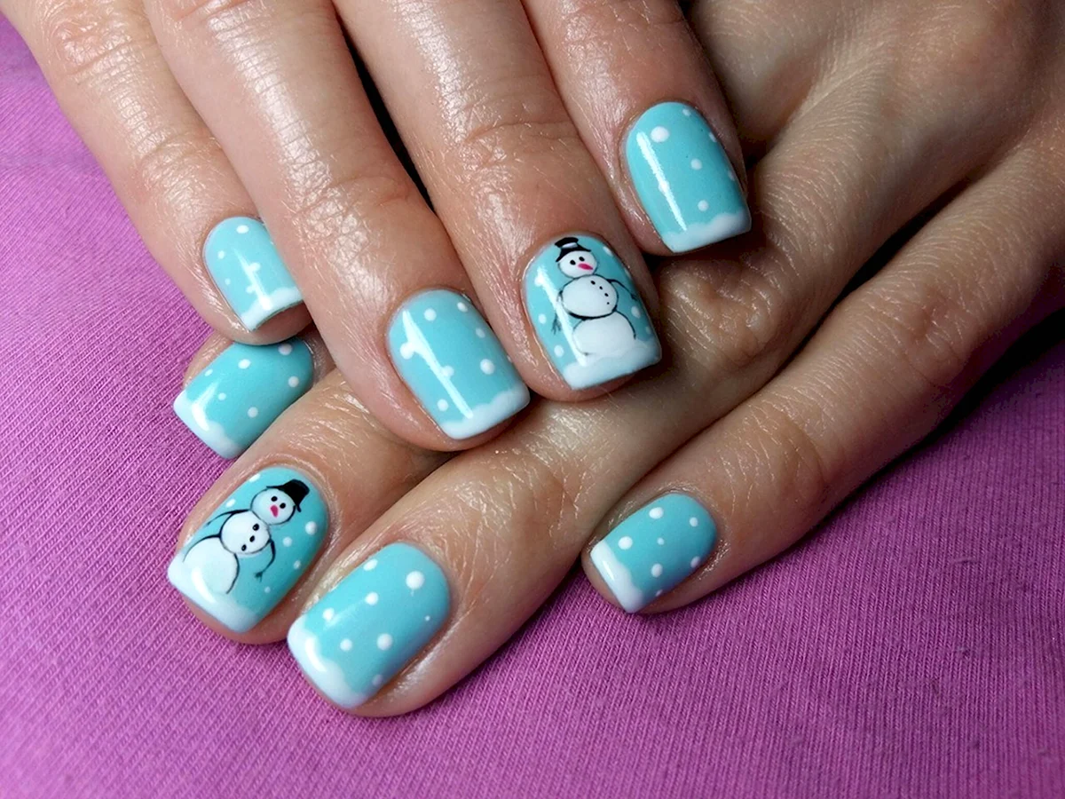 Голубой маникюр