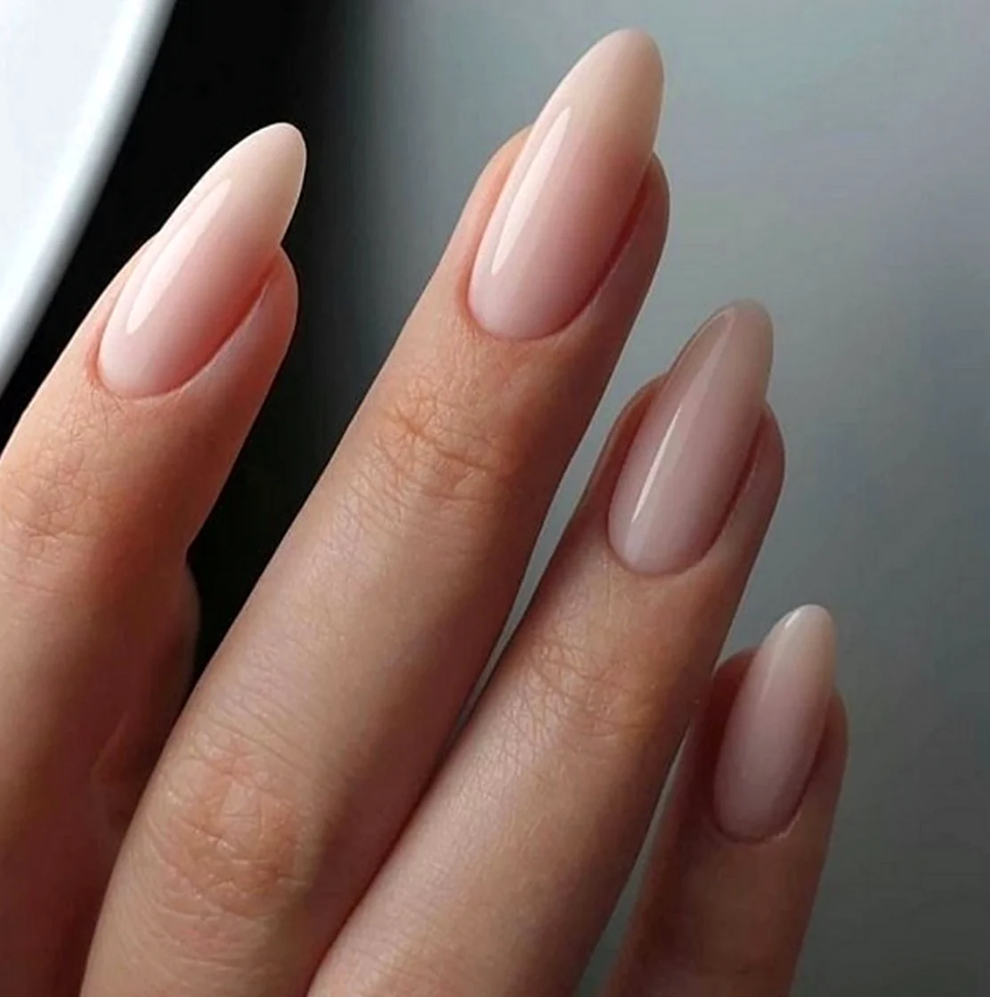 Нюдовый маникюр миндаль