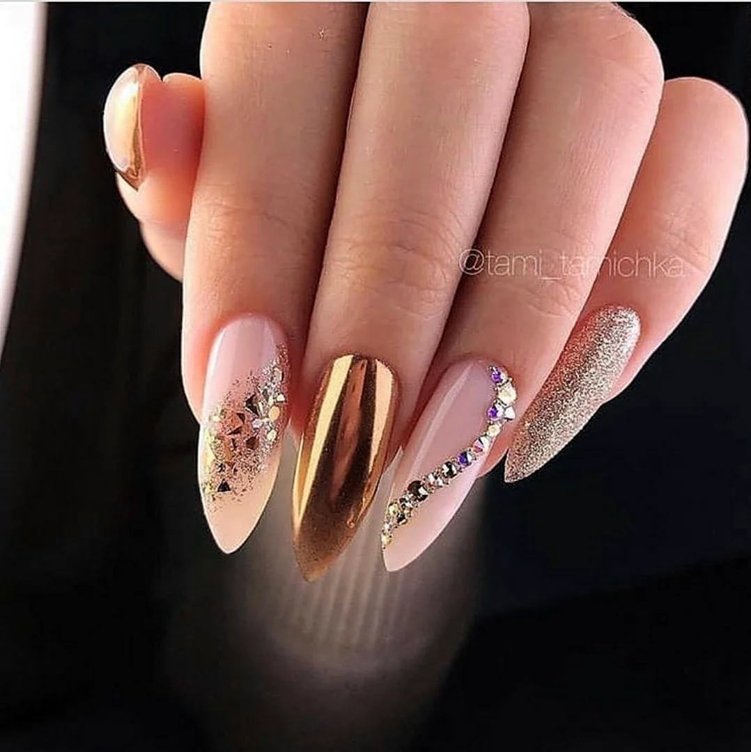 Маникюр миндаль 2022 нюд с золотом