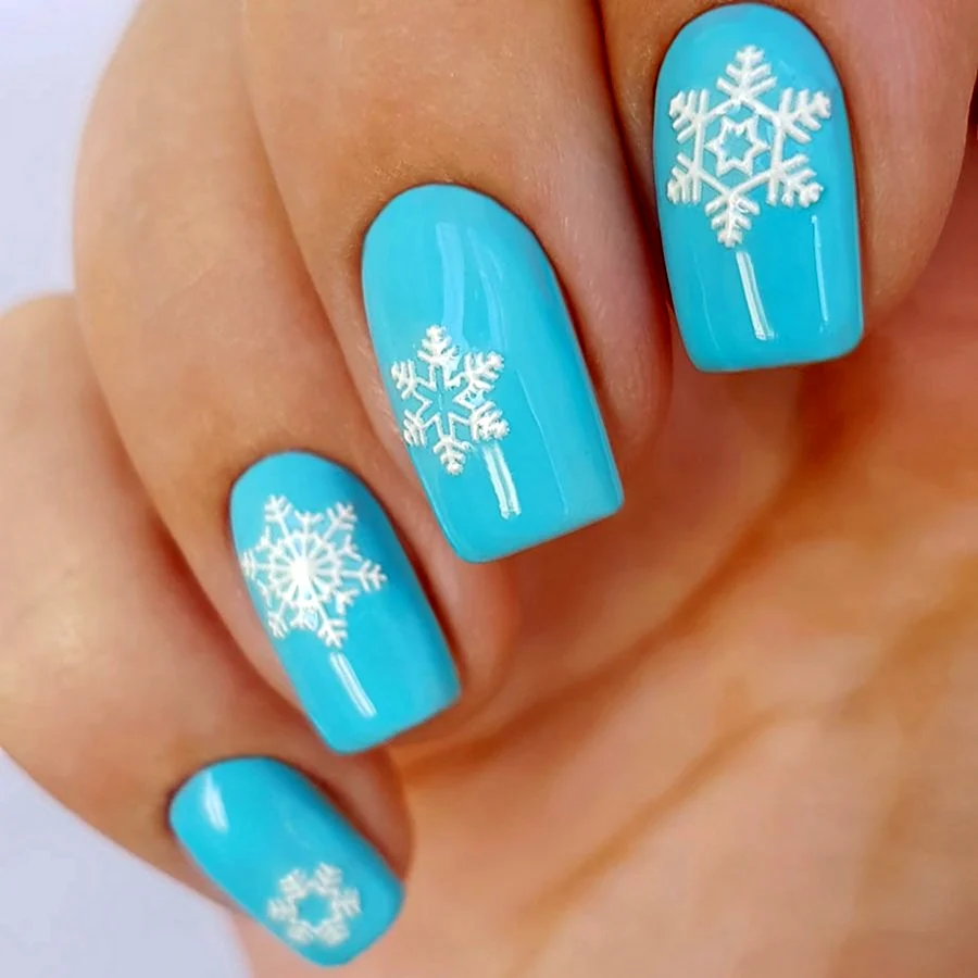 Голубые ногти со снежинками