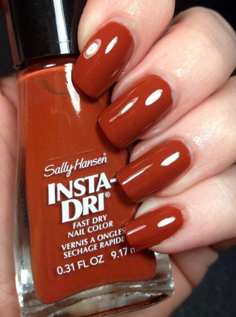 Маникюр терракотового цвета