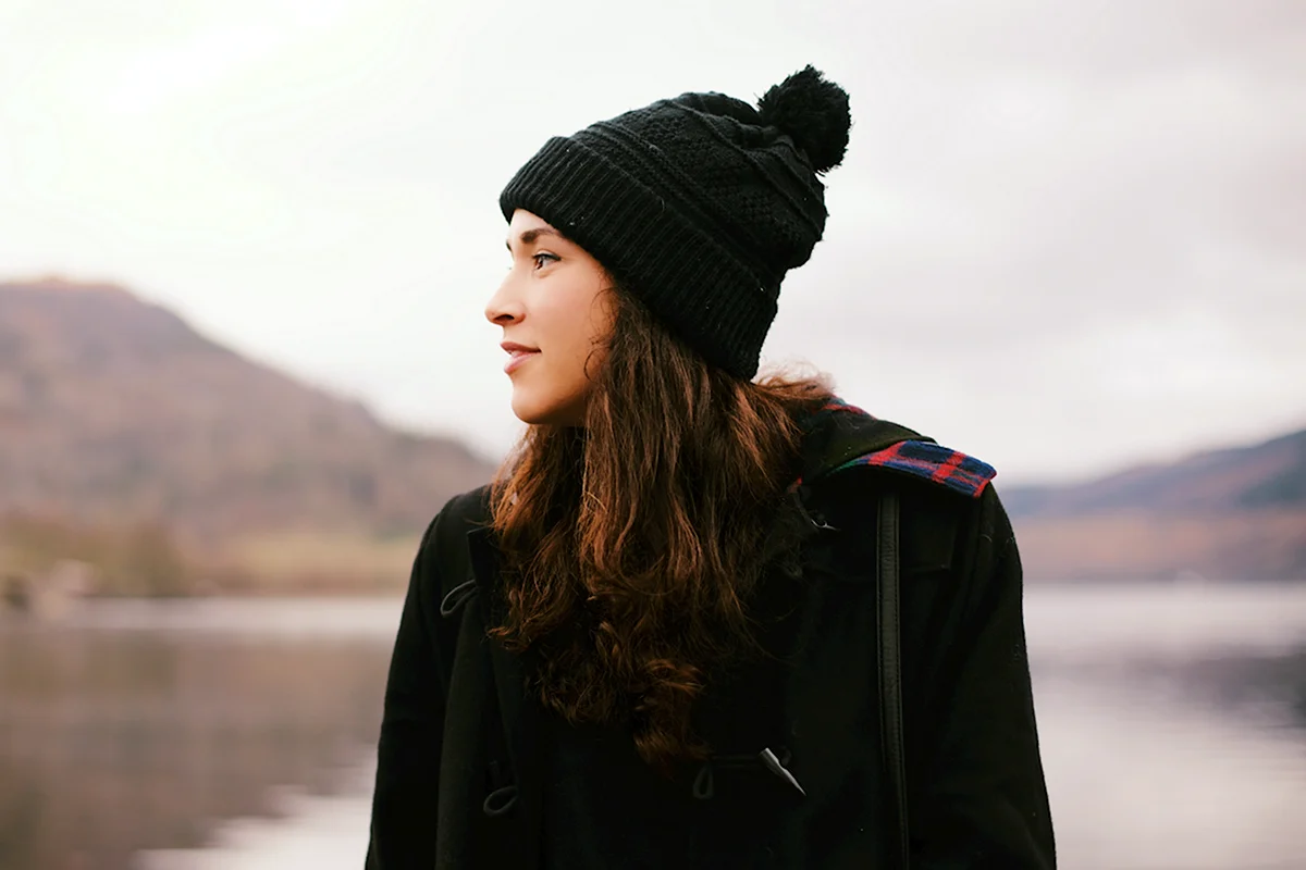 Девушка в черной шапке