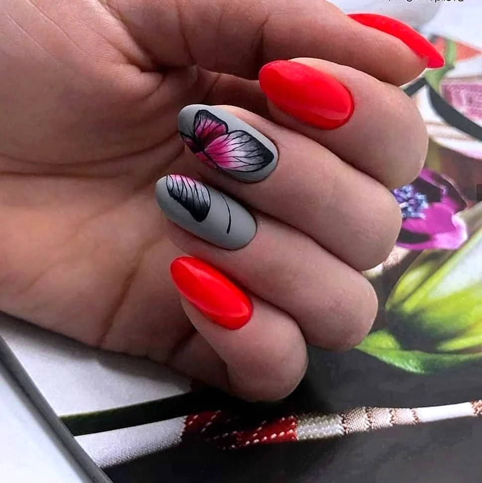 Маникюр серый с красным