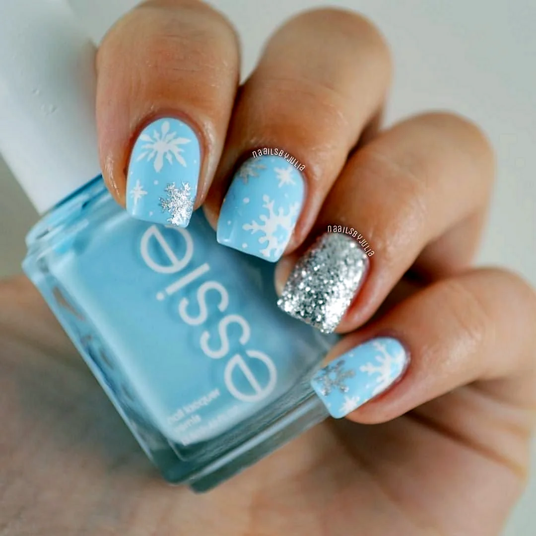 Голубые ногти со снежинками