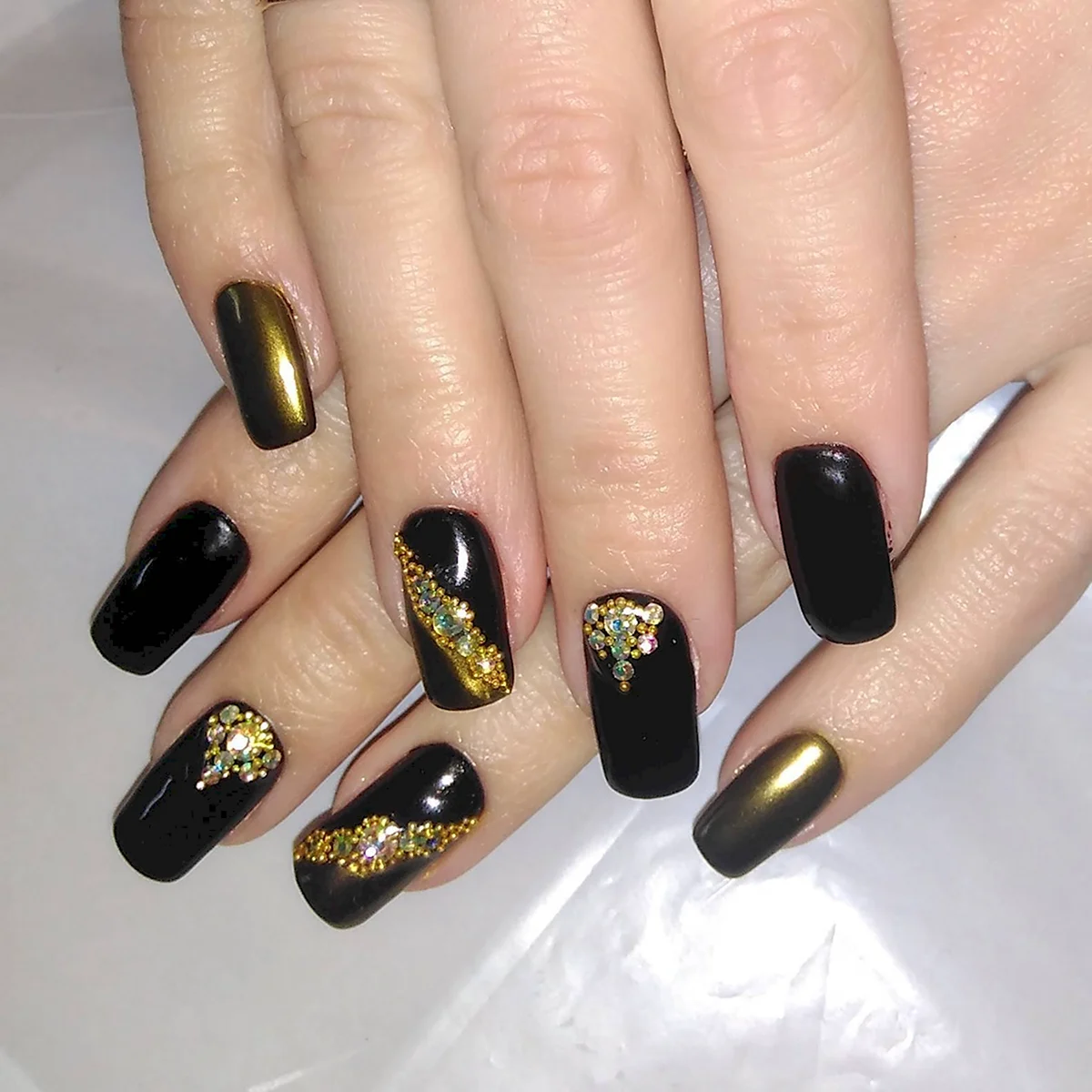 Черный маникюр с поталью