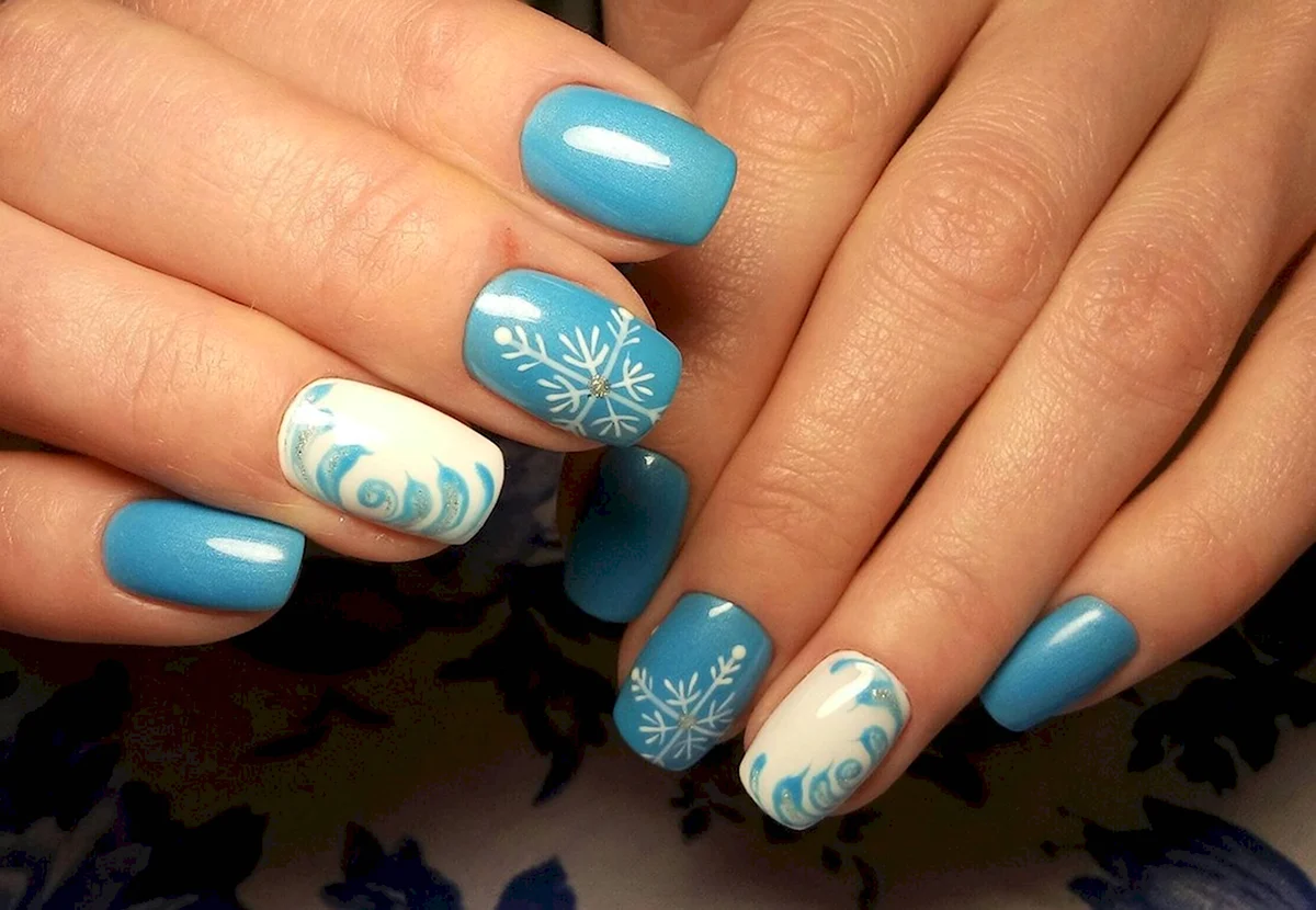 Новогодний маникюр голубой с белым