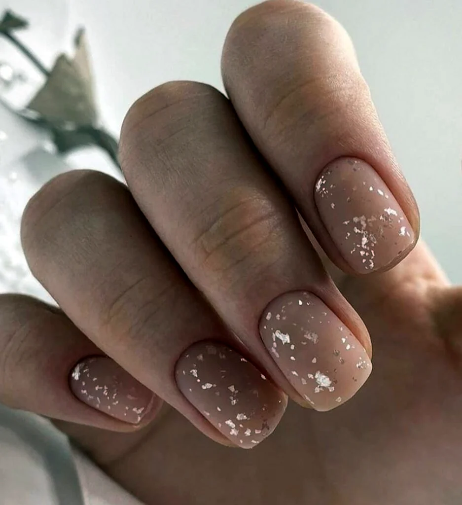 Нюдовый маникюр 2022 с блестками