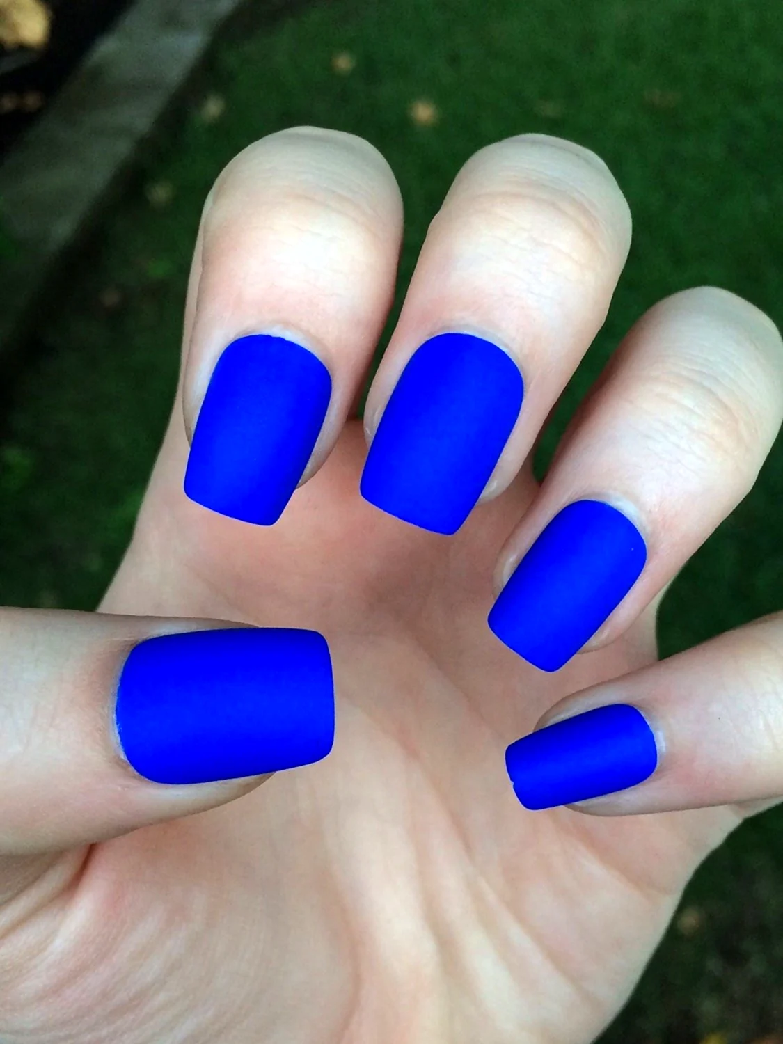 Синий матовый маникюр